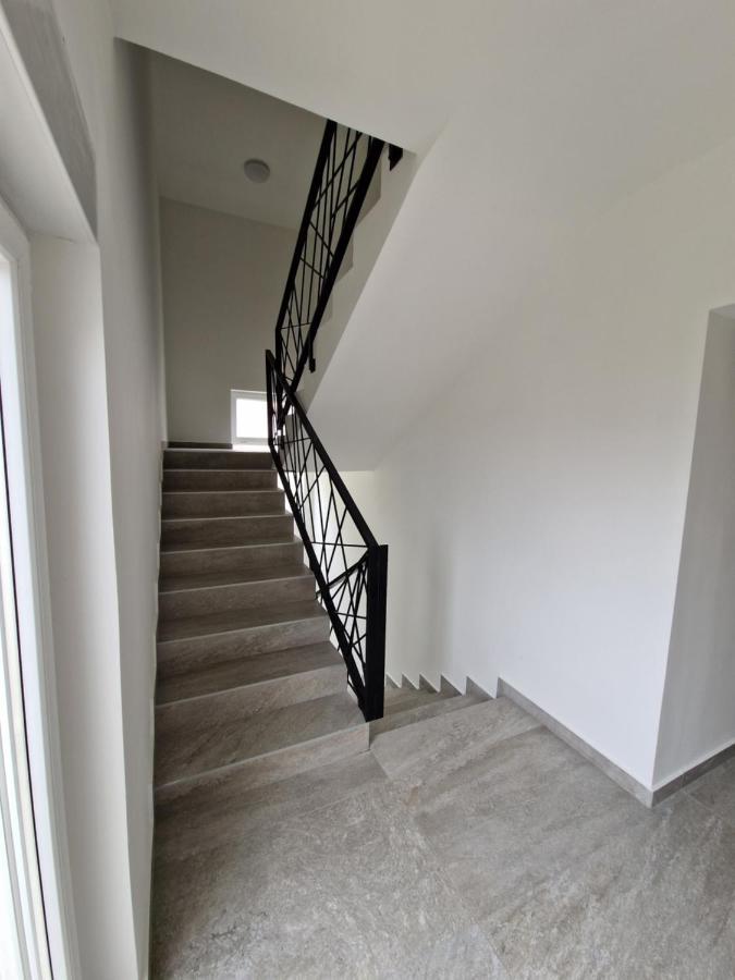 Emmi Nemira Omis Apartment Bagian luar foto