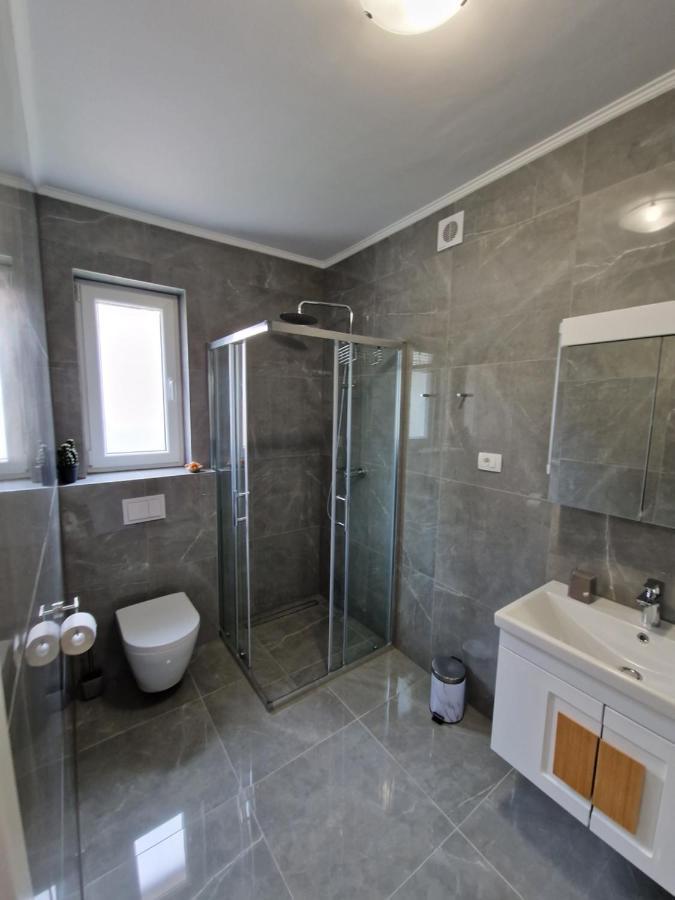 Emmi Nemira Omis Apartment Bagian luar foto